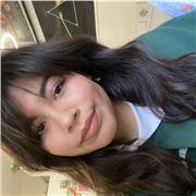 Profesora de artes, apta para todas las edades, más específicamente para aquellos de bachillerato.